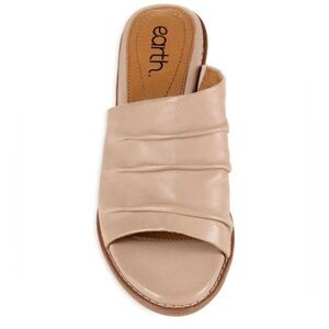 NEW Earth Women's Tan Ruched Mules